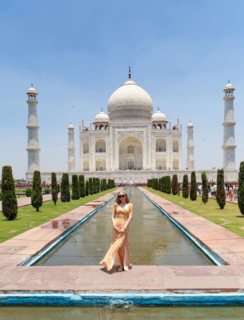 Tiffany Trump posó bellísima ante el imponente mausoleo de mármol blanco ubicado en Agra. 