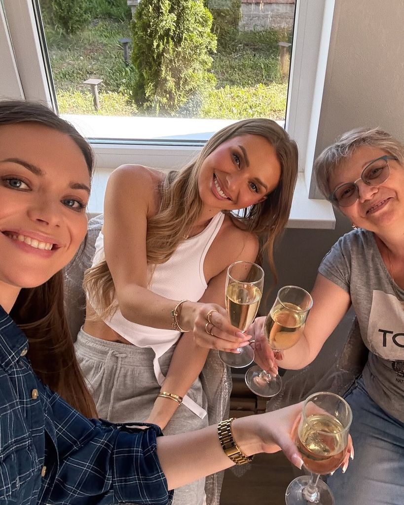 irina Baeva junto a su hermana Nina Kábochkina y su mamá, 