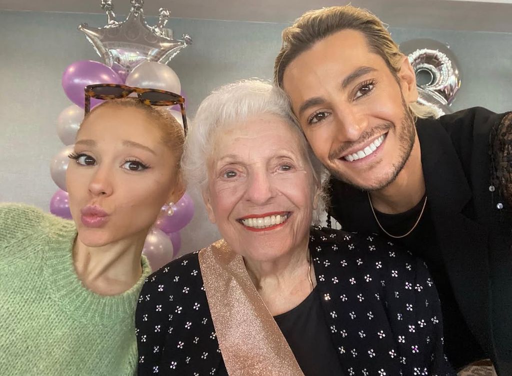 Ariana Grande, su abuela Marjorie y su hermano Frankie