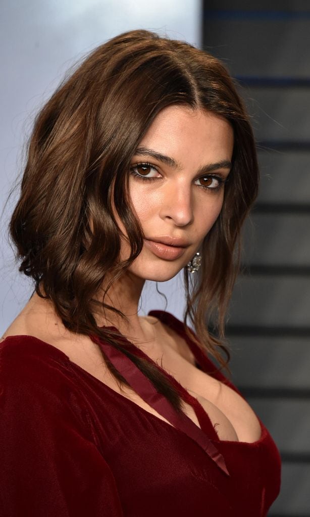 as lleva el list n la modelo emily ratajkowski a juego con el color de su vestido