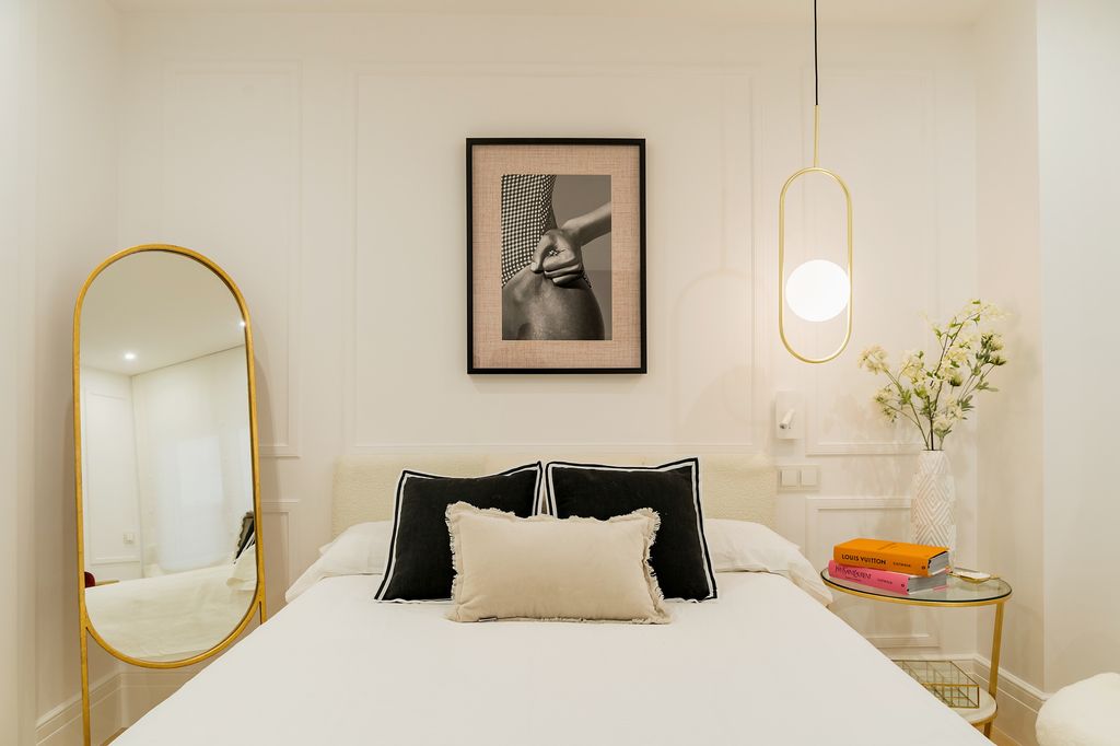 Dormitorio con lampara colgante. 
