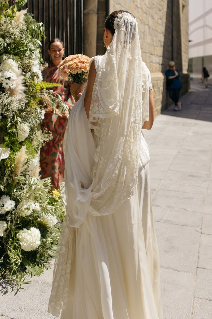 Look de novia viral Laspiur Atelier con mantilla