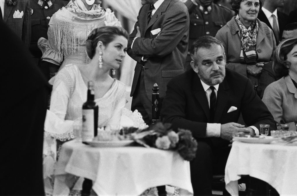 En Sevilla en 1966, durante un viaje en el que estuvieron con la Primera Dama, Jacqueline Kennedy, muy amiga de las princesa Grace durante unos años, y también fueron invitados a algunos eventos por doña Cayetana, duquesa de Alba