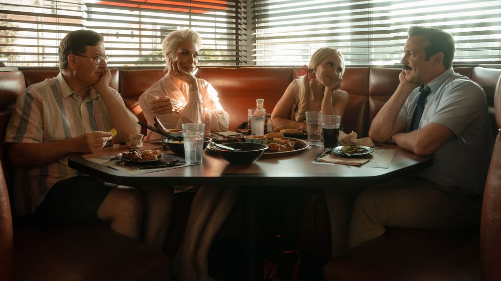 Rebecca Welton (Hannah Waddingham), Keeley Jones (Juno Temple) y Leslie Higgins (Jeremy Swift) viajan hasta Estados Unidos para convencer Ted para que regrese a Ritchmond