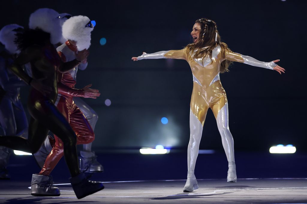 Sabrina Impacciatore protagoniza una actuación musical durante la ceremonia inaugural de los Juegos Olímpicos de Invierno Milano-Cortina 2026