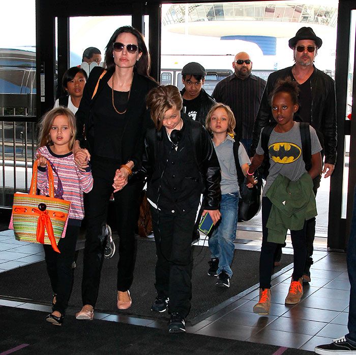 Angelina Jolie y Brad Pitt con sus hijos