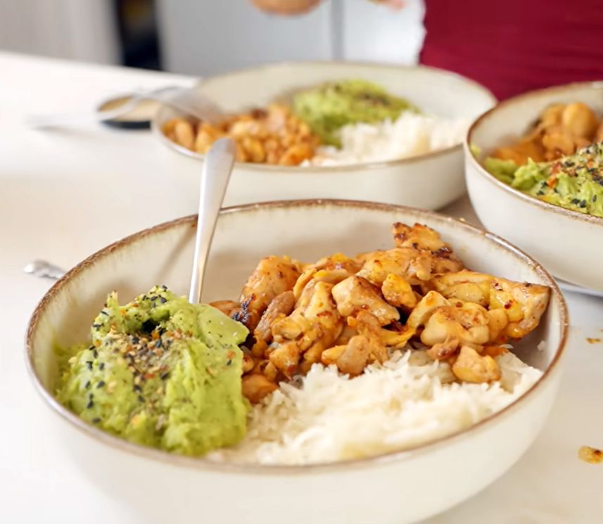 Arroz, pollo especiado y guacamole, el plato estrella de los almuerzos de RoRo durante su preparación para La Velada del Año.