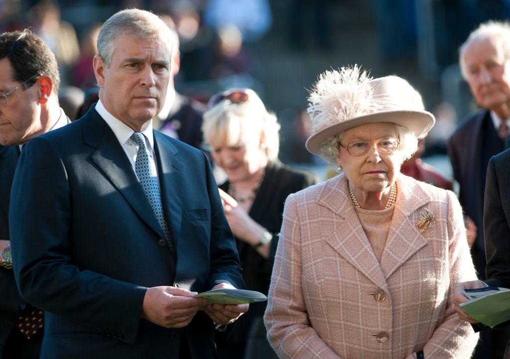 La Reina Isabel II y el Príncipe Andrés asisten al Día de los Campeones Británicos en el Hipódromo de Ascot.