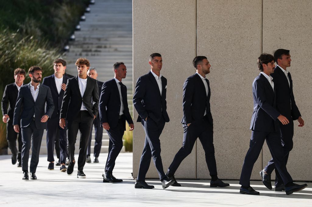 El delantero portugués Cristiano Ronaldo y los jugadores de la selección portuguesa de fútbol llegan para rendir homenaje al fallecido delantero portugués Diogo Jota y al ex futbolista Jorge Costa
