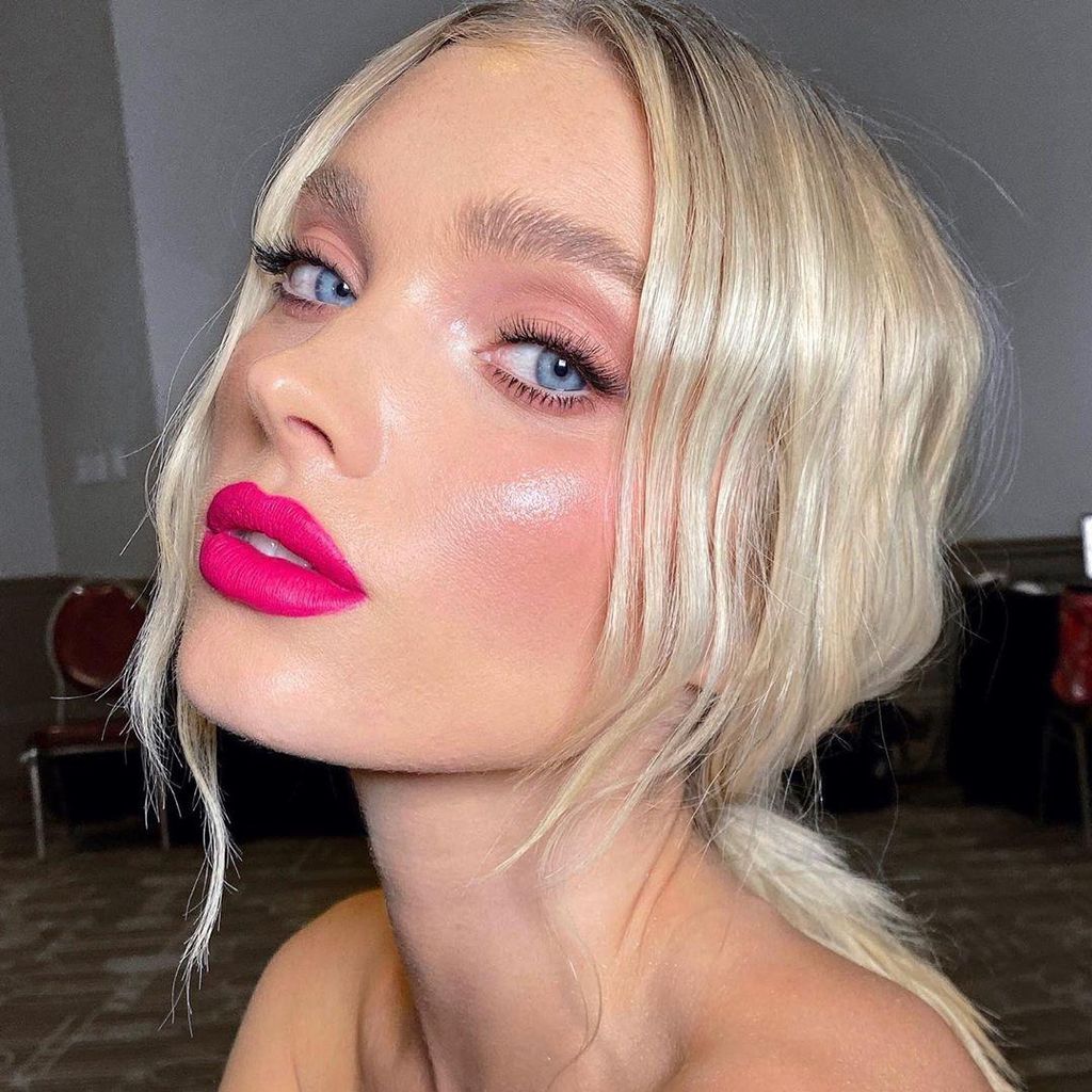 Candice Swanepoel con labios fucsia