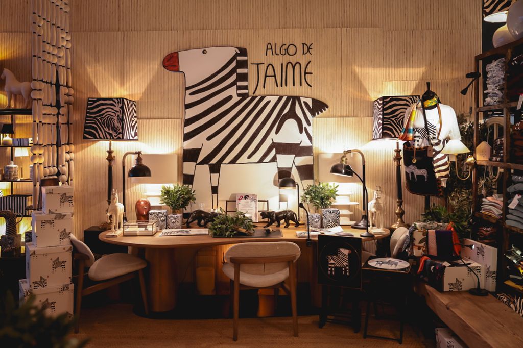 El dibujo de la cebra creado por Jaime protagonizando el escaparate de la tienda de decoración Guáimaro
