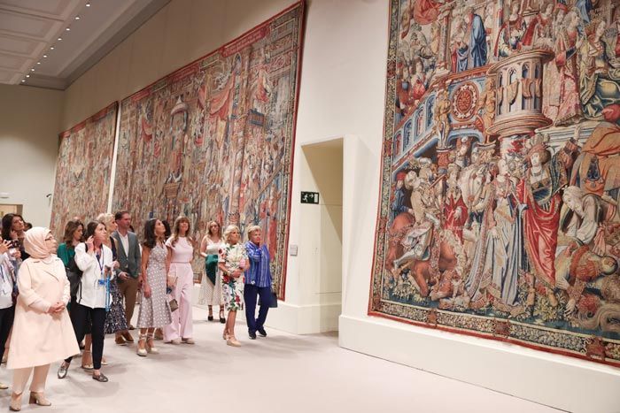 Las primeras damas de la OTAN en la sala de tapices