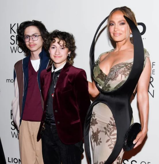 Jennifer con sus hijos 