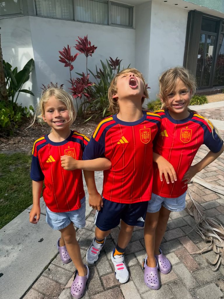 Anna Kournikova compartió esta linda foto de sus hijos celebrando el triunfo de Esopaña.