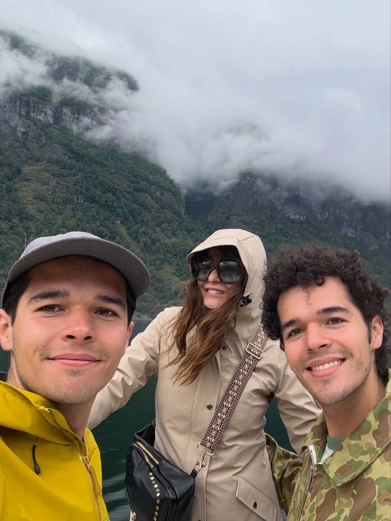 Itatí Cantoral junto a sus amados mellizos Eduardo y Roberto.
