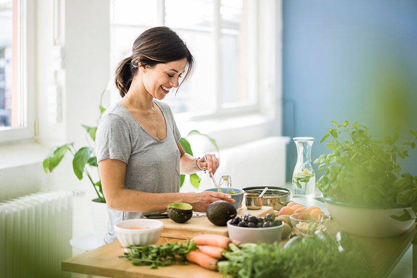 Mujer preparando comida sana