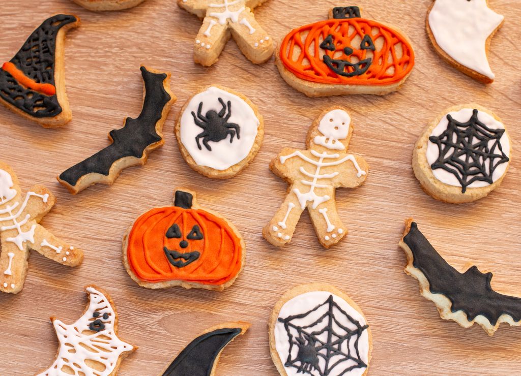Divertidas galletas de Halloween, decoradas con fondant y glasa.
