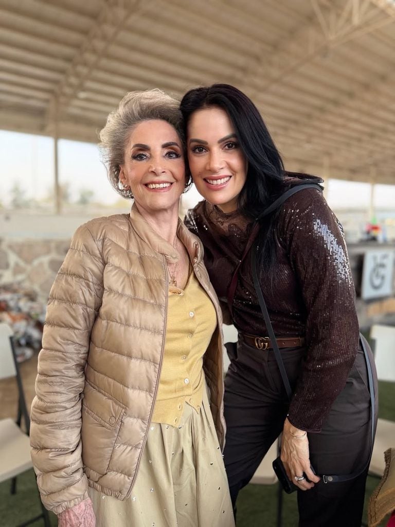 Doña Cuquita, viuda de don Vicente Fernández, junto a América Guinart, exesposa de Alejandro Fernández y mamá de sus 3 hijos mayores.