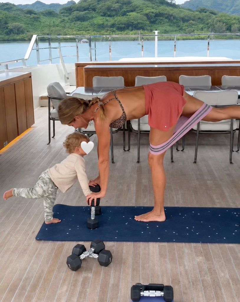 Gisele Bündchen con su hijo River en el gimnasio en la proa de un barco