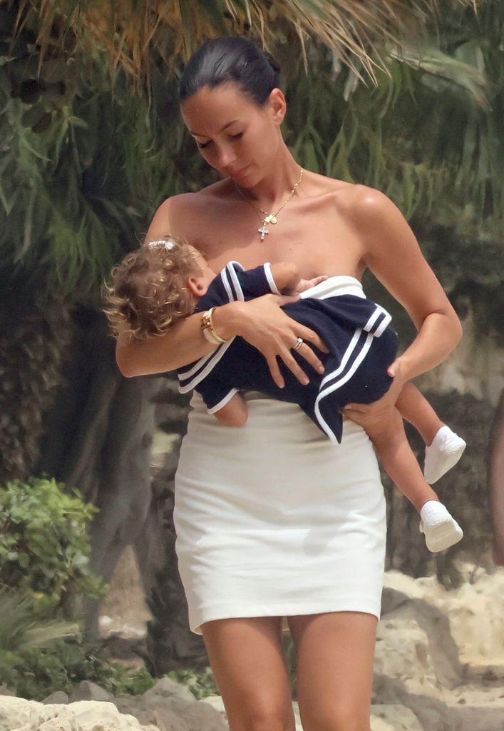 Paddy Noarbe sostiene en brazos a la pequeña Amor, vestida con un adorable conjunto de inspiración marinera, durante un paseo por Marbella