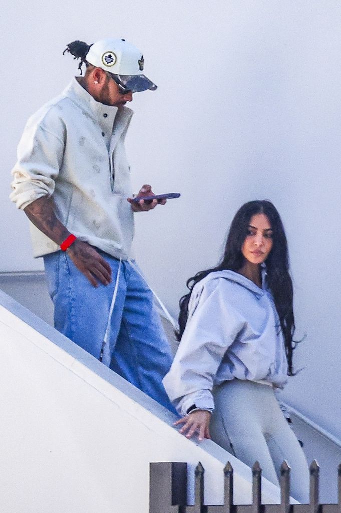 ¿Están dando el siguiente paso juntos? Kim Kardashian y Lewis Hamilton parecen ir en serio mientras son vistos comprando alfombras de lujo juntos en Los Ángeles durante una cita de día. Esta imagen es del 15 de abril de 2026.