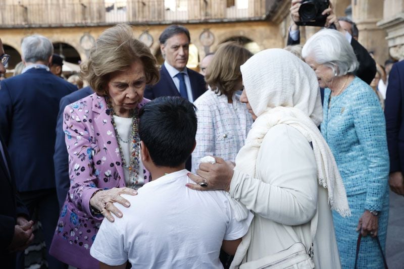 Doña Sofía hablando con un refugiado en Salamanca