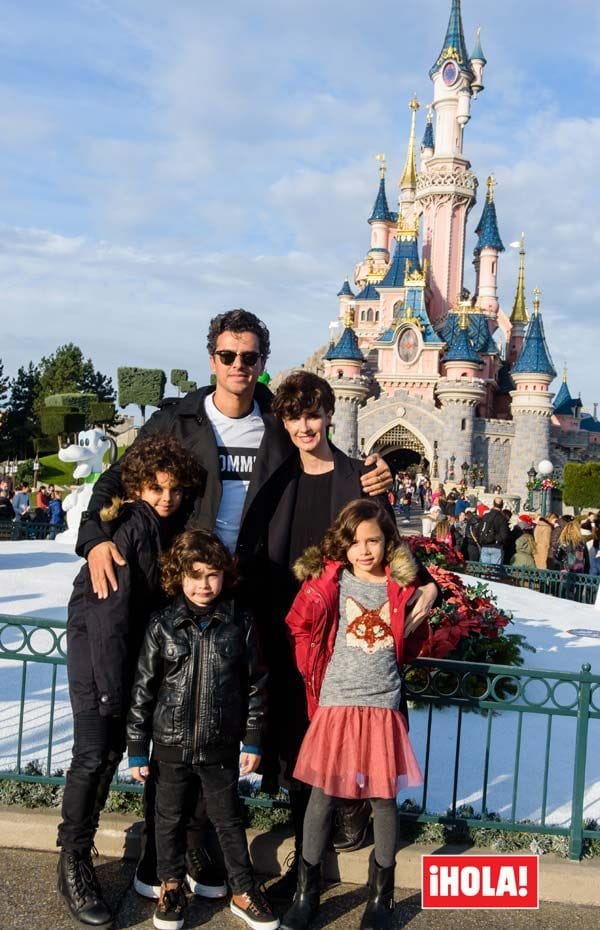Paz Vega y su marido, Orson Salazar, junto a sus tres hijos, Orson, de ocho años, Ava, de seis, y Lenon, de cinco, en Disneyland París
