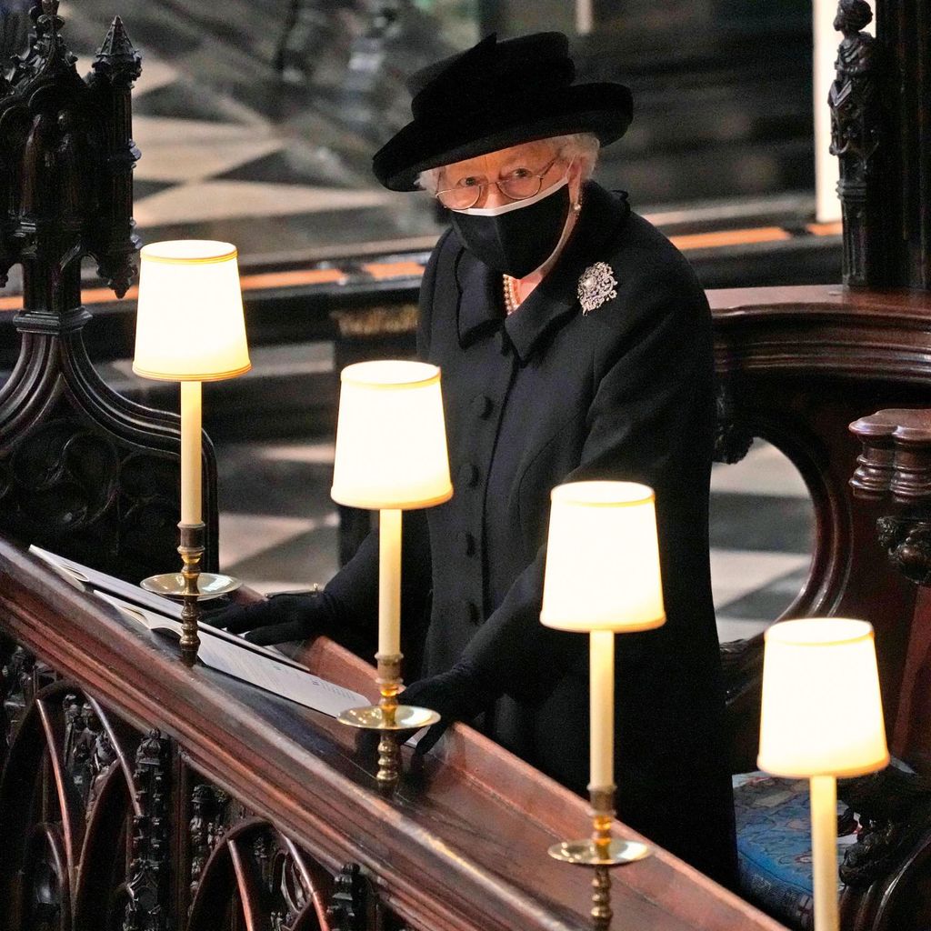 ISABEL II HOLA PLUS