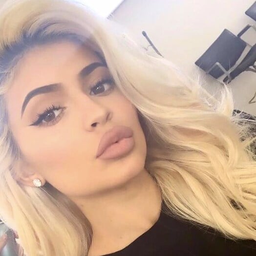 kylie jenner con cabello rubio
