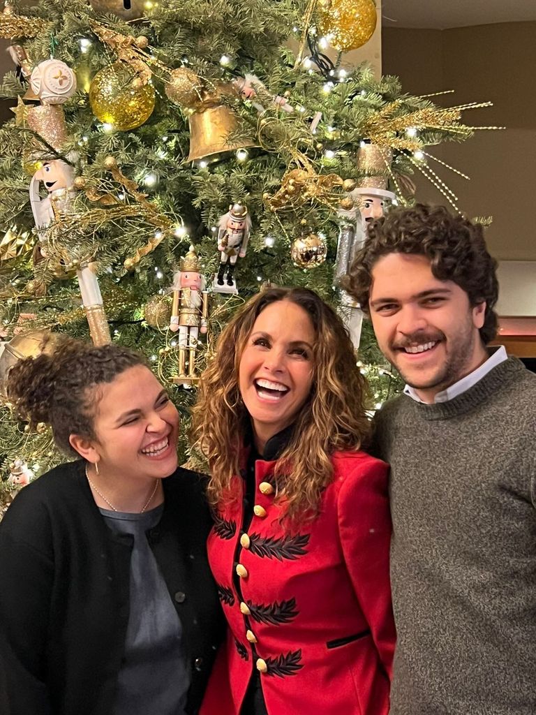 Lucero abrió su álbum de recuerdos familiares y compartió lindas fotos con sus hijos Lucerito y José Manuel.