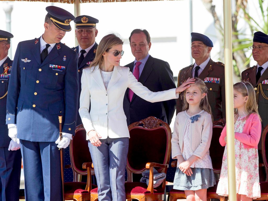 LOS PRINCIPES DE ASTURIAS, FELIPE DE BORBON Y LETIZIA ORTIZ CON SUS HIJAS LAS INFANTAS LEONOR Y SOFIA DURANTE EL ACTO CONMEMORATIVO DEL 25 ANIVERSARIO DE LA ENTREGA DE DESPACHOS DE TENIENTE A LA 41 PROMOCION DE LA ACADEMIA GENERAL DEL AIRE EN SAN JAVIER, MURCIA en mayo de 2014 en San Javier, Murcia 