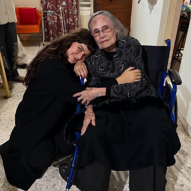 Sofía Reyes con su abuelita en una de sus últimas fotografías.
