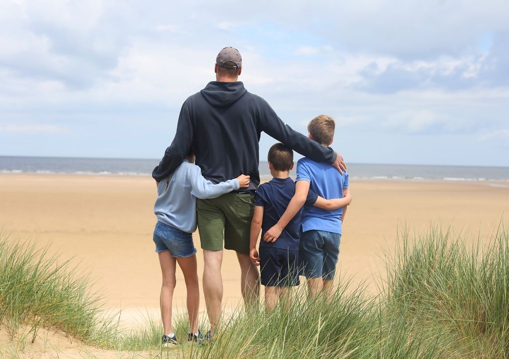 El príncipe William con sus hijos en la postal compartida por la princesa Kate por el Día del Padre.