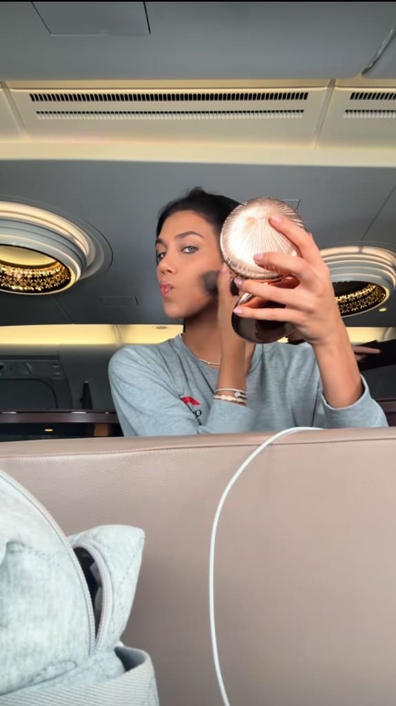 Lina Luaces aprovechó la luz natural en el avión para iniciar con su maquillaje antes de aterrizar