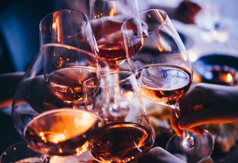 Brindis con vino rosado
