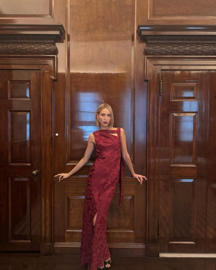 Olympia de grecia con vestido de fiesta