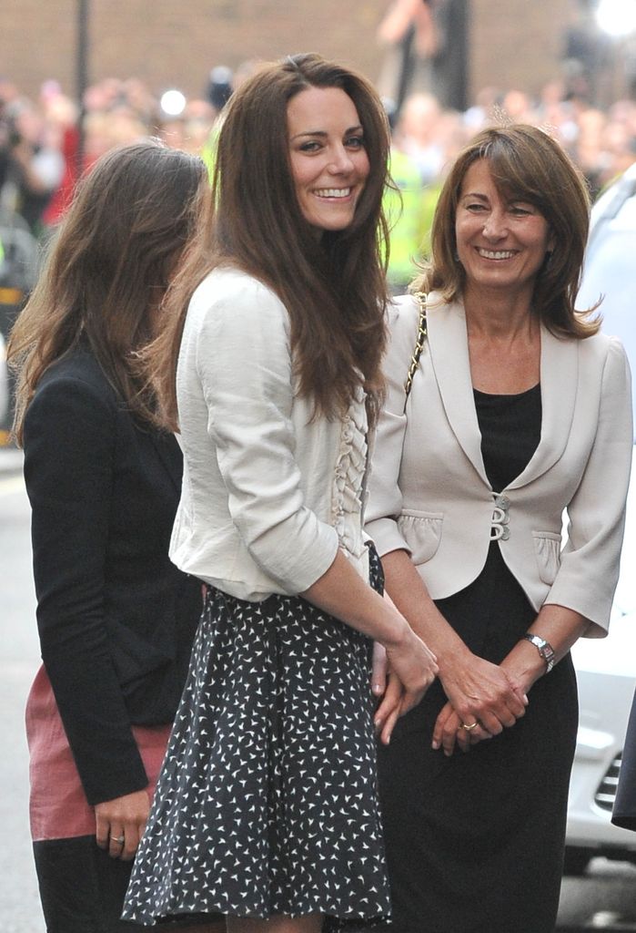 Kate Middleton, princesa de Gales, con su madre Carole antes de la gran boda, Londres, 2011.