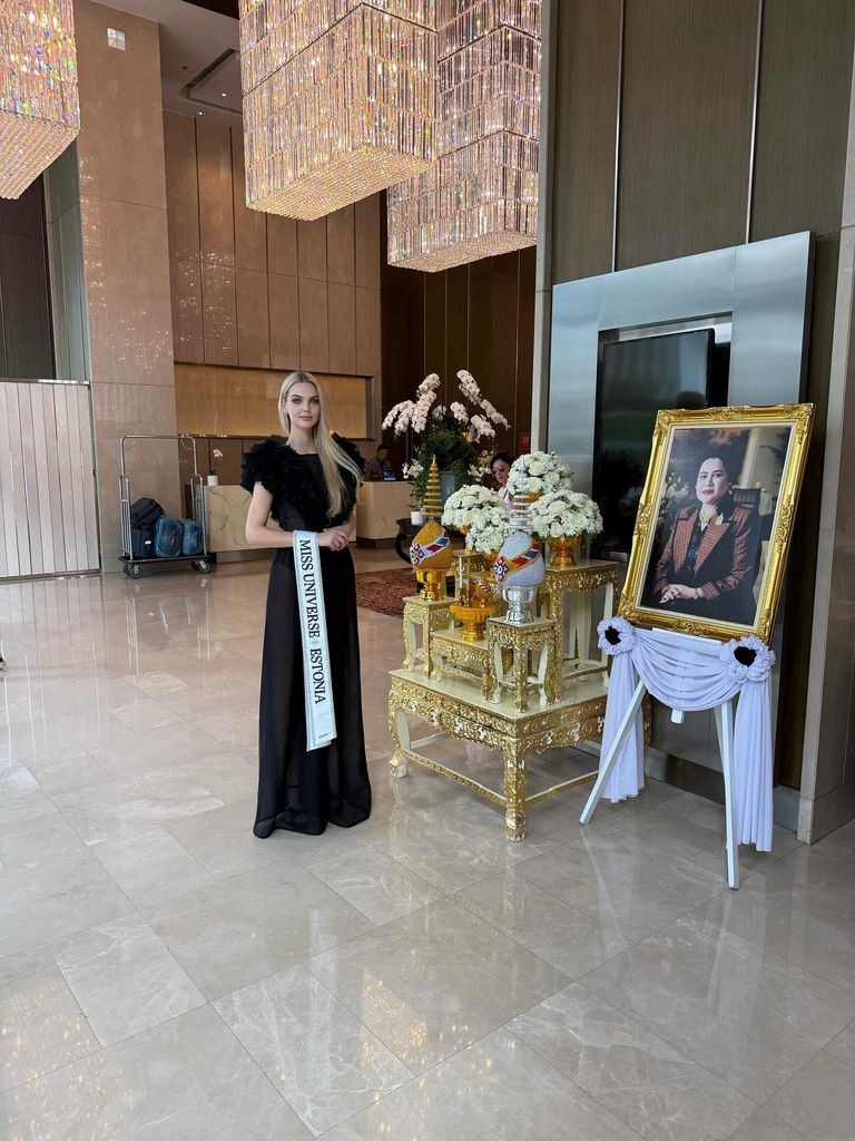 Miss Universe Estonia, Brigitta Schaback, ofreció sus respetos a la reina madre Sirikit.