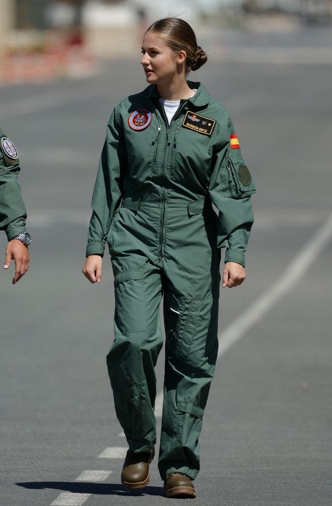 La pricnesa Leonor con mono por primera vez en su ingreso en la Academia del Aire de San Javier (Murcia)