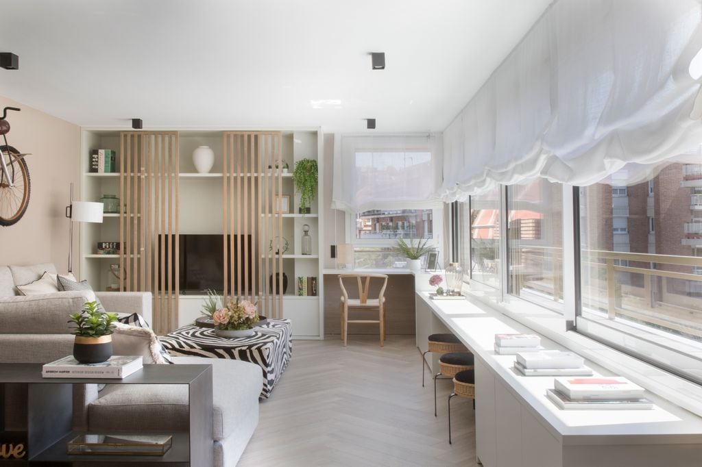 Salón con mueble con almacenaje y espacio de trabajo a medida.