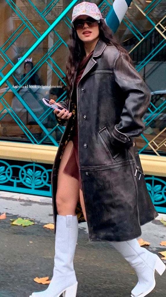 Rosalía con minivestido y botas blancas