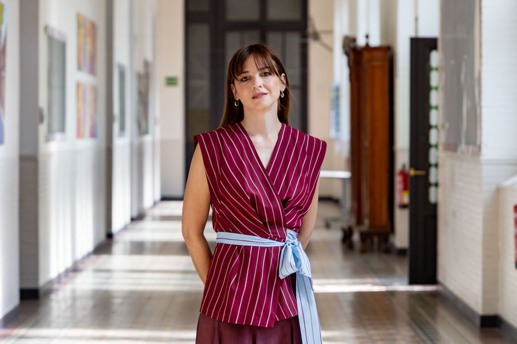 Leonor Watling es Verónica, una directora de colegio que ve cómo su vida cambia al filtrarse un vídeo íntimo suyo