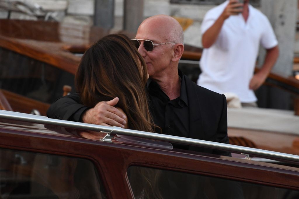 Los recién casados se dejaron ver de lo más enamorados frente a las cámaras
