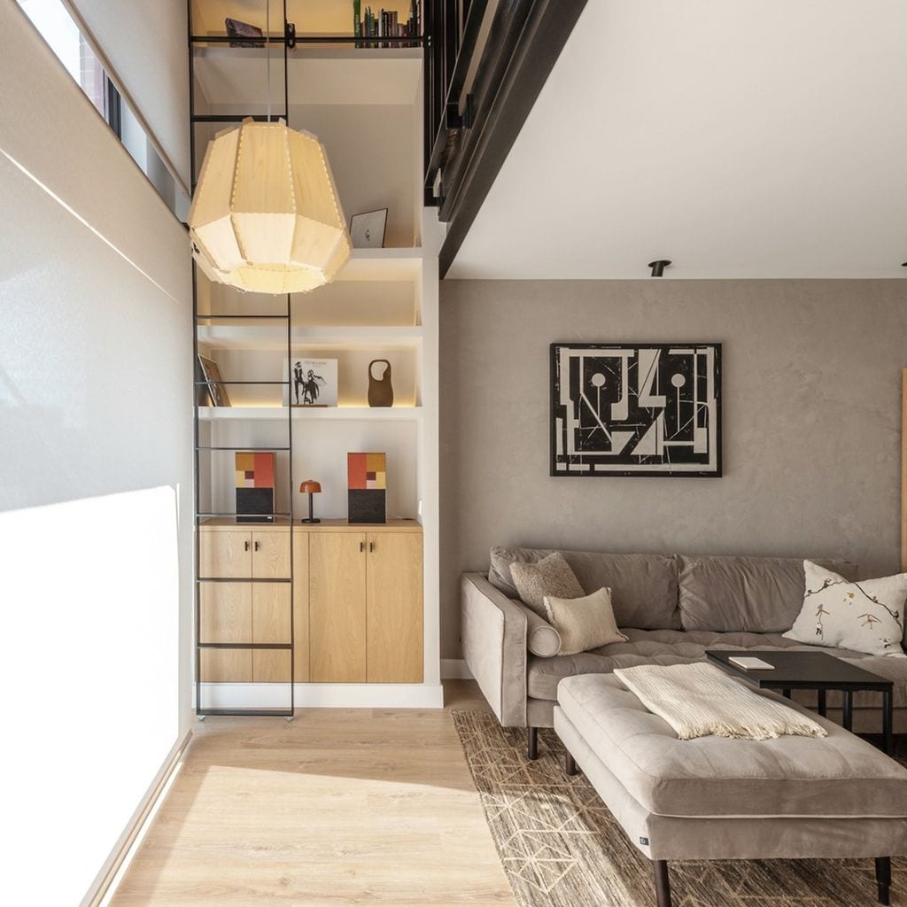 Salón con sofá y lámpara