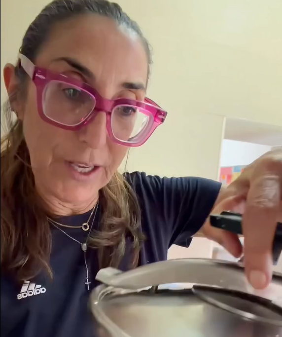 Paz cocina este guiso en la olla exprés, que ahorra tiempo y deja un sabor y una textura perfectos de los ingredientes.
