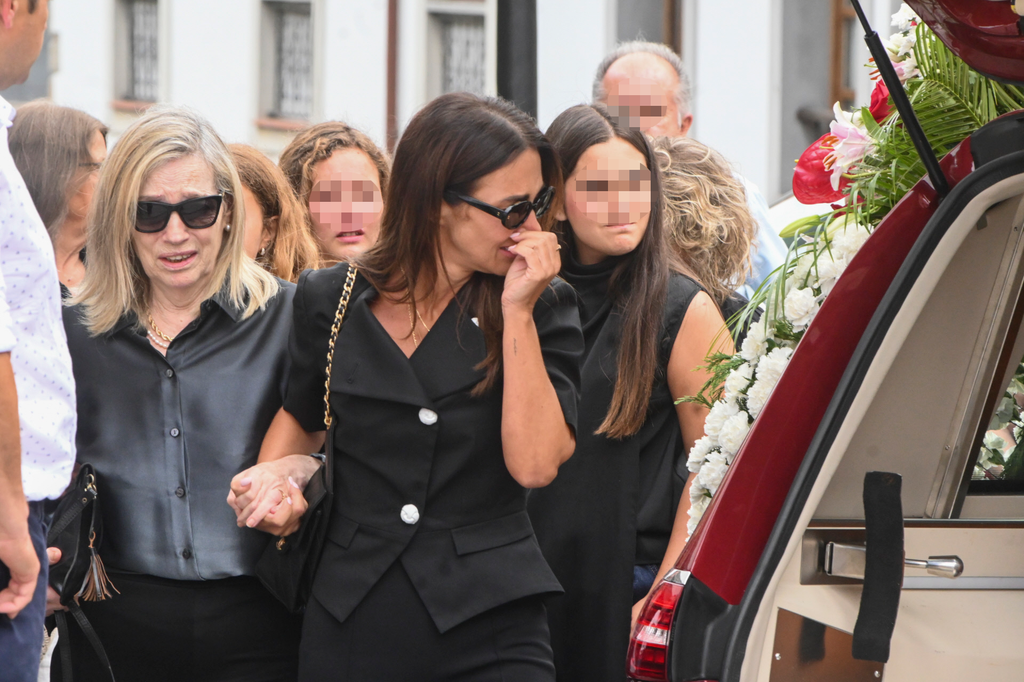 Paula Echevarría con su hija, Daniella Bustamante, en el entierro de su padre