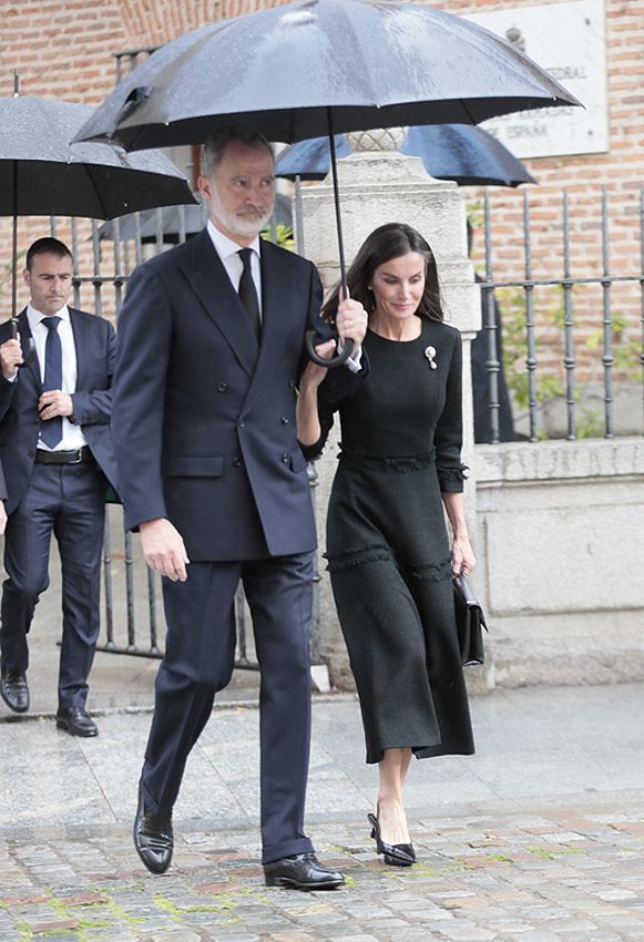 Los reyes Felipe y Letizia llegando a la misa por el funeral de Fernando Gómez-Acebo, en abril de 2024