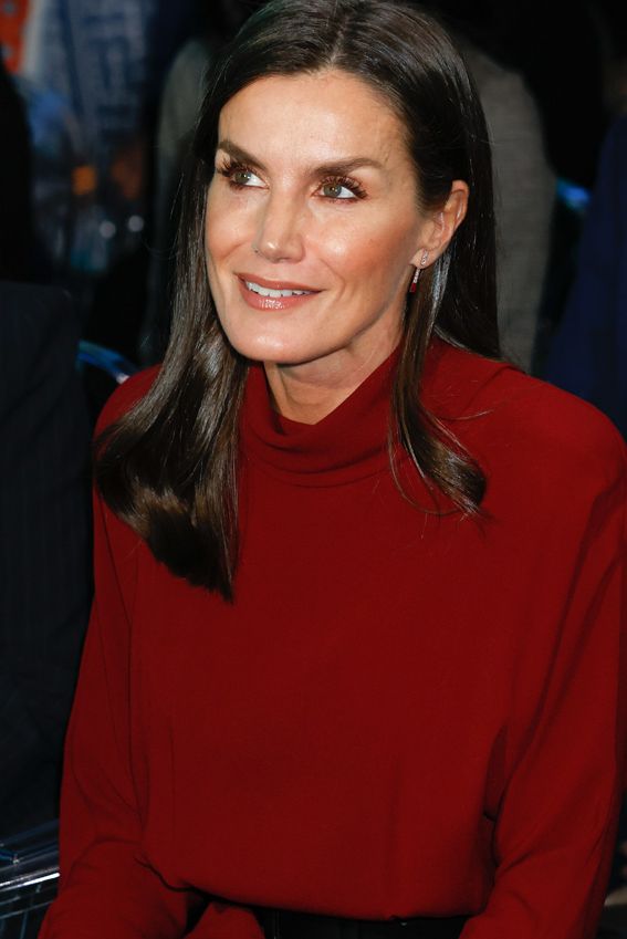 La reina Letizia recupera su vestido burdeos de Massimo Dutti