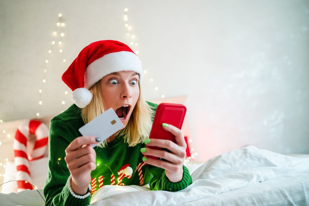Mujer feliz gastando dinero en Navidad 