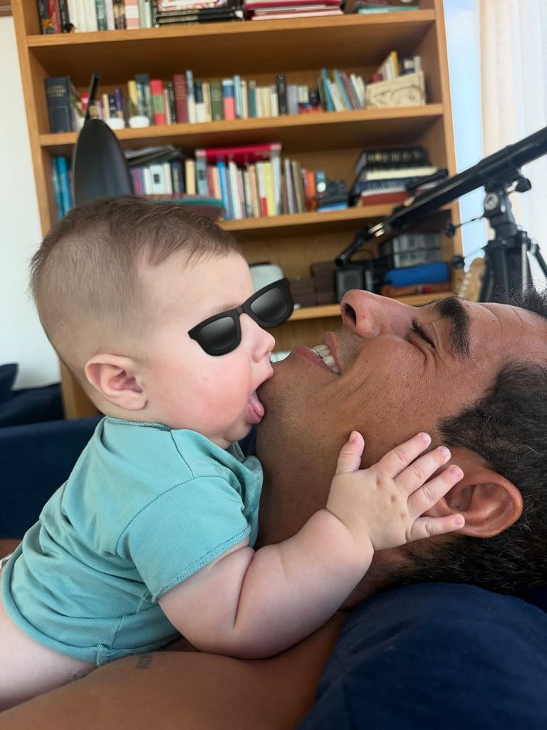 Tierna imagen de Alberto Herrera con su hijo